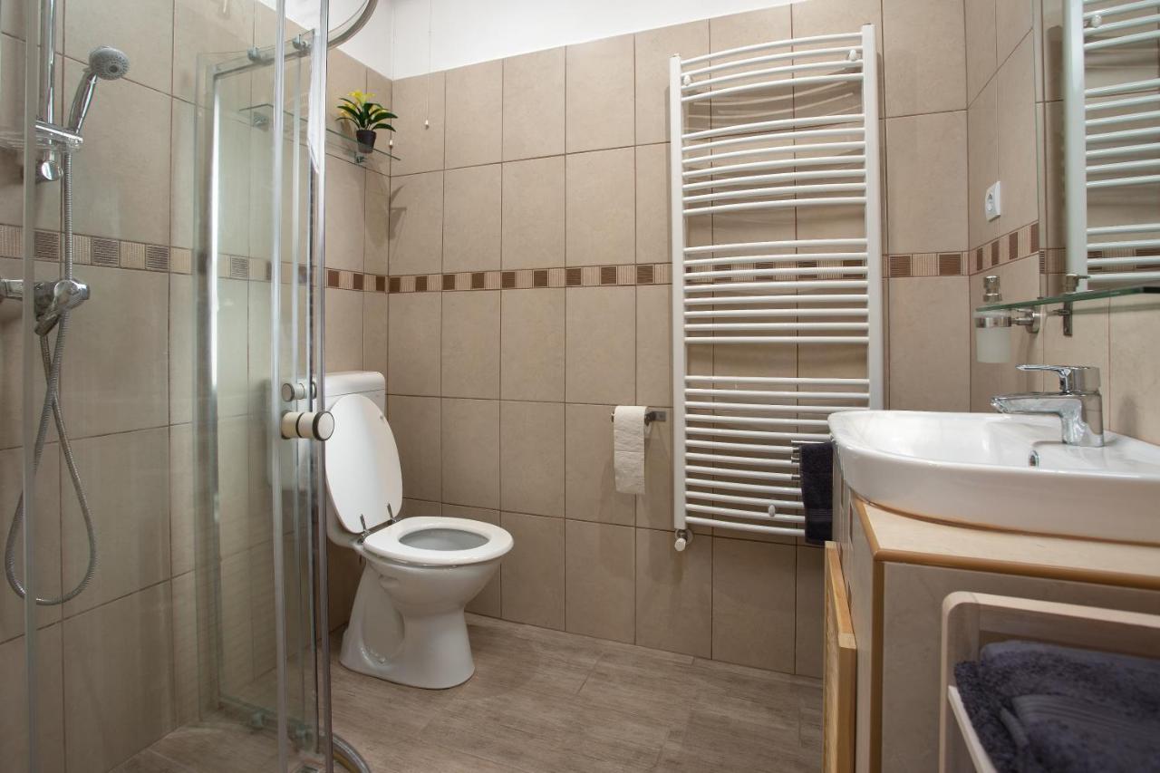 A Charming Little Flat Just Above Szechenyi Square Apartment เปตช์ ภายนอก รูปภาพ