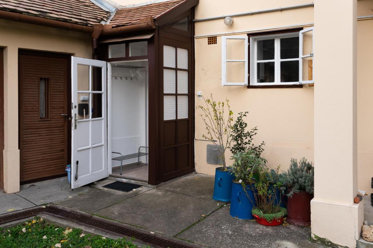 A Charming Little Flat Just Above Szechenyi Square Apartment เปตช์ ภายนอก รูปภาพ